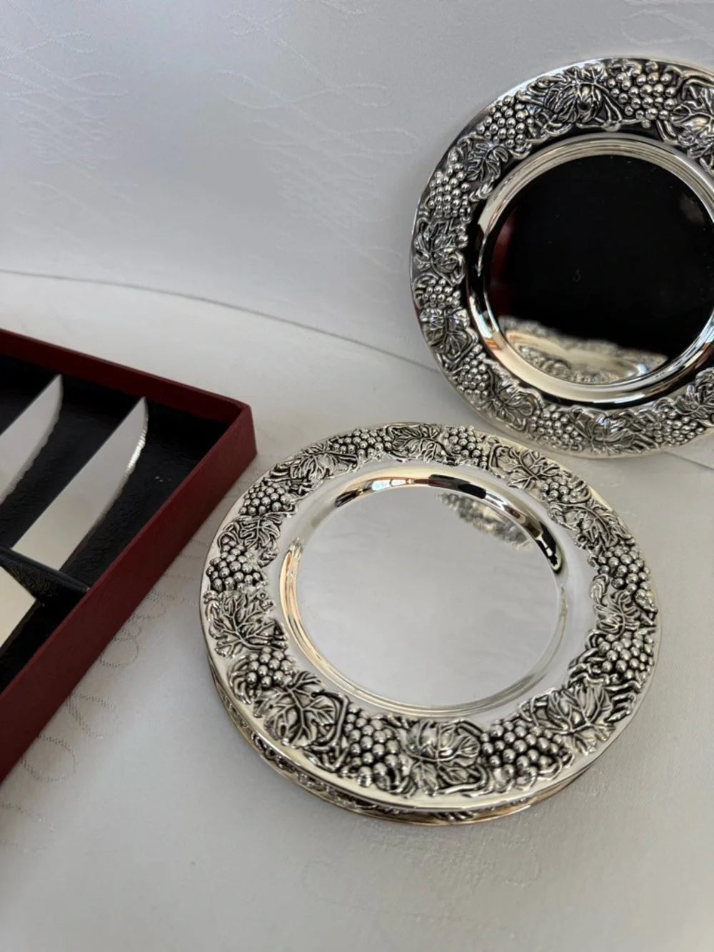 Arthur Court Grape Steak Knives Set of 4 Boxed + 4 Hors d’Oeuvre Plates